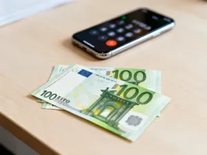Eleganckie biurko z kalkulatorem i notatnikiem, symbolizujące profesjonalne planowanie finansów i obliczenia płacowe.